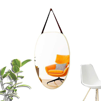 Stilvolles Badezimmerdesign mit großem, schwarzen Aluminiumwandspiegel und Goldrahmen