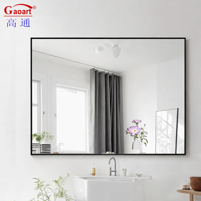 Zuhause Dekorierter Wandspiegel mit Glasmaterial und exquisiter Gestaltung