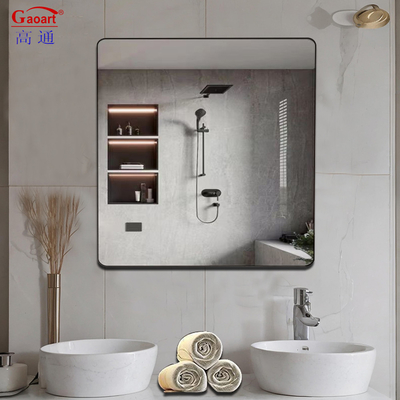 Schöpfen Sie ein luxuriöses Zuhause mit einem elegant eingerahmten Spiegel an der Wand