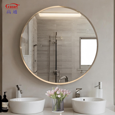 Schöpfen Sie ein luxuriöses Zuhause mit einem elegant eingerahmten Spiegel an der Wand