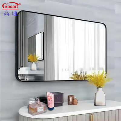 Schöpfen Sie ein luxuriöses Zuhause mit einem elegant eingerahmten Spiegel an der Wand