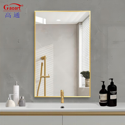 Schöpfen Sie ein luxuriöses Zuhause mit einem elegant eingerahmten Spiegel an der Wand