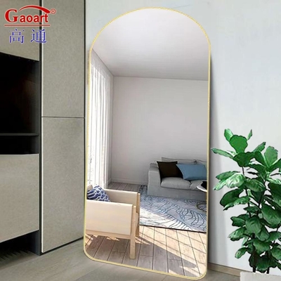 Ein moderner Spiegel zur Bekleidung verleiht Ihrem Zuhause einen Hauch Eleganz