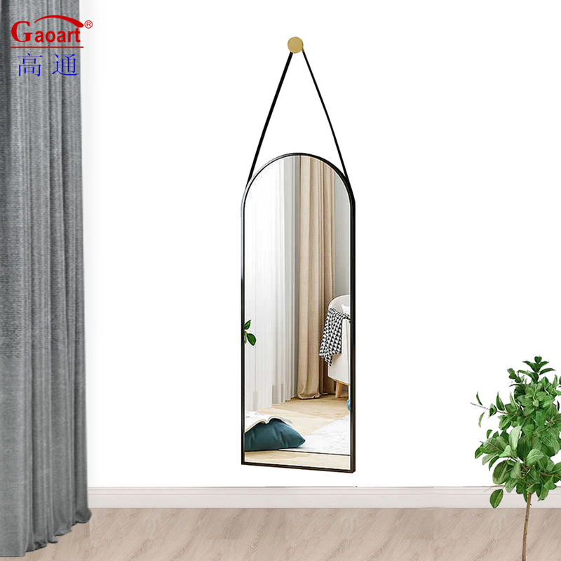 Stilvolles Badezimmerdesign mit großem, schwarzen Aluminiumwandspiegel und Goldrahmen